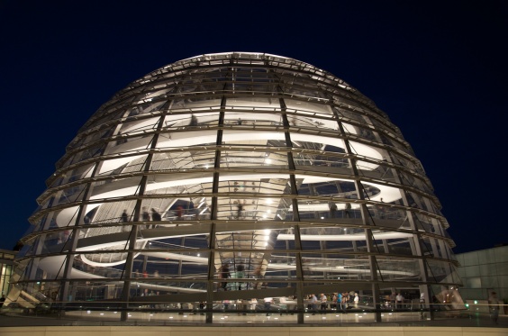 Sumber: http://upload.wikimedia.org/wikipedia/commons/e/e9/Reichstag_Dome_at_night.jpg